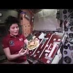 Cucinare nello spazio: riso integrale con pollo alla curcuma