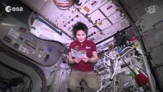 Filastrocche dallo spazio: Samantha legge “Il pianeta di cioccolato”